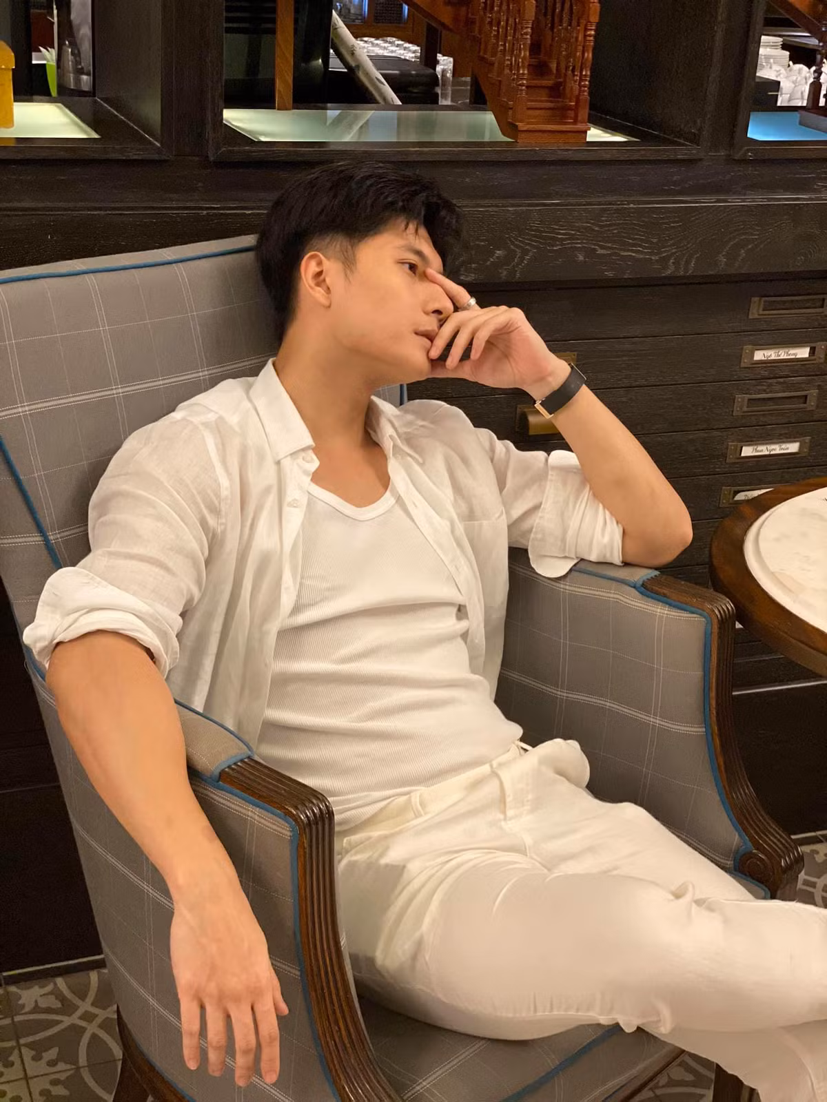 Anh chàng này đặc biệt ưa thích những set đồ tông màu đen trắng.