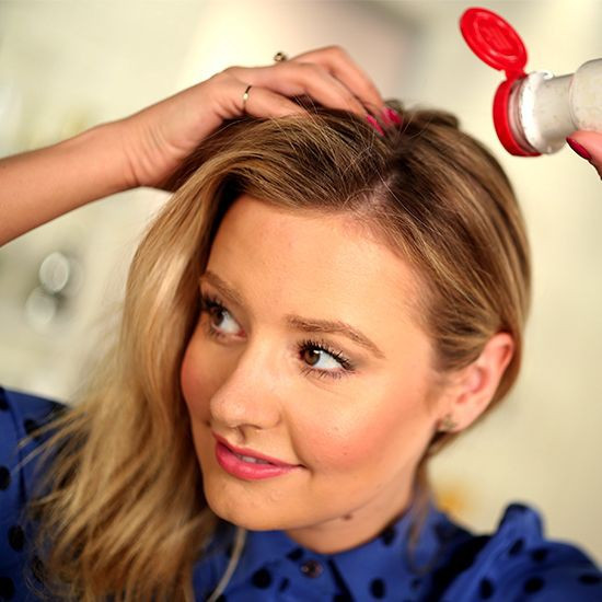 Dùng làm dầu gội khô. Phấn rôm có thể dùng như một loại dầu gội đầu khô trong trường hợp gấp gáp. Nguyên tắc hoạt động của dầu gội đầu khô là dùng những hạt phấn hút dầu trên da đầu. Rắc một ít phấn rôm lên phần chân tóc để chúng hấp thụ dầu. Nếu bạn có mái tóc đen, hãy trộn phấn với bột ca cao để tóc không bị trắng khi dùng. Sau khi rắc phấn, dùng ngón tay lùa qua mái tóc để phấn được phân bố đều.