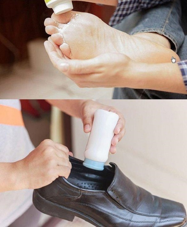 Dùng phấn rôm để khử mùi giày: Ngoài công dụng khử mùi cơ thể thì phấn rôm cũng có thể thay thế cho các bình xịt khử mùi giày dép và khử mùi hôi chân. Rắc một chút phấn rôm vào trong lòng đôi giày yêu quý của bạn, để giày tại nơi khô ráo sẽ giúp giày hết mùi cũng như ngăn chặn các loài gián, kiến bò vào giày.