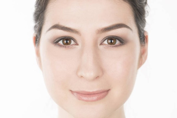 Làm mặt nạ trị mụn: Một trong những công dụng bất ngờ của phấn rôm chính là làm mặt nạ trị mụn. Sau khi rửa mặt sạch bằng nước, bạn lấy khoảng 1 thìa phấn rôm hòa chung với 2 thìa nước thành hỗn hợp sền sệt. Sử dụng hỗn hợp này để thoa đều lên mặt, massage nhẹ nhàng. Để yên khoảng 5-10 phút rồi rửa sạch lại với nước, sử dụng nước hoa hồng hoặc đá viên để se khít lỗ chân lông.