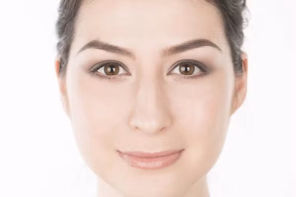 Làm mặt nạ trị mụn: Một trong những công dụng bất ngờ của phấn rôm chính là làm mặt nạ trị mụn. Sau khi rửa mặt sạch bằng nước, bạn lấy khoảng 1 thìa phấn rôm hòa chung với 2 thìa nước thành hỗn hợp sền sệt. Sử dụng hỗn hợp này để thoa đều lên mặt, massage nhẹ nhàng. Để yên khoảng 5-10 phút rồi rửa sạch lại với nước, sử dụng nước hoa hồng hoặc đá viên để se khít lỗ chân lông.