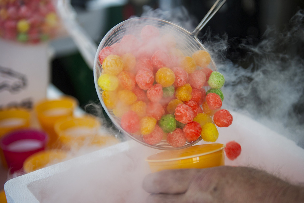 Nguy hiểm hơn khi hít phải khí ni-tơ nồng độ cao vào máu, não bộ sẽ phát một tín hiệu cho haemoglobin (đây là một protein phức tạp chứa phần tử sắt có khả năng thu nhập, lưu trữ và phóng thích oxy trong cơ thể) ngừng vận chuyển oxy làm tim ngừng đập. Ni-tơ lỏng có thể được ứng dụng phổ biến trong việc chế biến thực phẩm nhưng nó không phải chất an toàn nên phải cẩn thận.