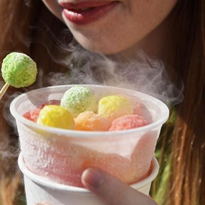 FDA cũng cho biết thêm, hít phải hơi do nitơ lỏng thải ra cũng nguy hiểm và có thể gây khó thở, đặc biệt là đối với những người bị hen suyễn. Thức ăn và đồ uống có chứa nitơ lỏng thường được bán trên thị trường được ví như tạo ra "hơi thở của rồng", "hơi thở trên trời" và chúng thường được bán tại các trung tâm mua sắm, quán ăn, ki-ốt và hội chợ - cũng như một số nhà hàng cao cấp.