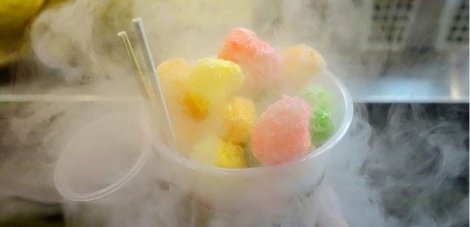 Theo các chuyên gia hóa học, nhiệt độ của ni-tơ lỏng là khoảng -196 độ C và có thể gây bỏng lạnh hay bỏng khói nếu tiếp xúc trực tiếp. Những người bị bỏng lạnh có thể xuất hiện các hiện tượng như sứt môi hay tình trạng tê liệt chân tay.