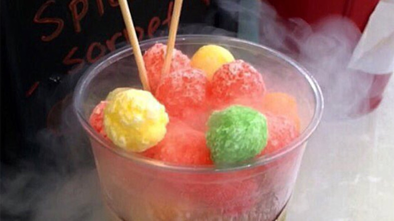 Trước đây, trên thế giới cũng đã có nhiều trường hợp tai nạn đáng tiếc do sử dụng món ăn chứa ni-tơ lỏng. Điển hình như ngày 3/8/2017, hãng tin RT đưa tin về việc một bé trai 12 tuổi ở Hàn Quốc trở thành nạn nhân khi ăn món ngũ cốc chứa ni-tơ lỏng bốc khói lúc đến chơi tại công viên ở thành phố Cheonan ngày 1/8/2017 khiến thủng dạ dày.