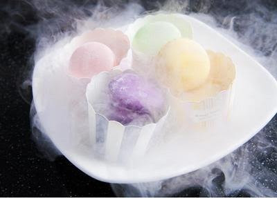 Trong những năm gần đây, kem nhả khói trở thành một món ăn vặt được các thanh thiếu niên ở nhiều nước ưa chuộng, trong đó có Việt Nam. Người ăn sẽ thấy thích thú vì nhả được khói như rồng.