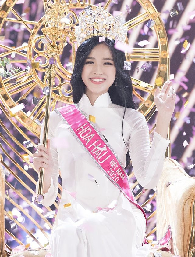 Đỗ Thị Hà (quê Thanh Hóa) đoạt danh hiệu Hoa hậu Việt Nam 2020 tại chung kết diễn ra ở TP HCM tối 20/11. Cô là con gái út trong gia đình có ba anh chị em, bố mẹ đều làm nông.