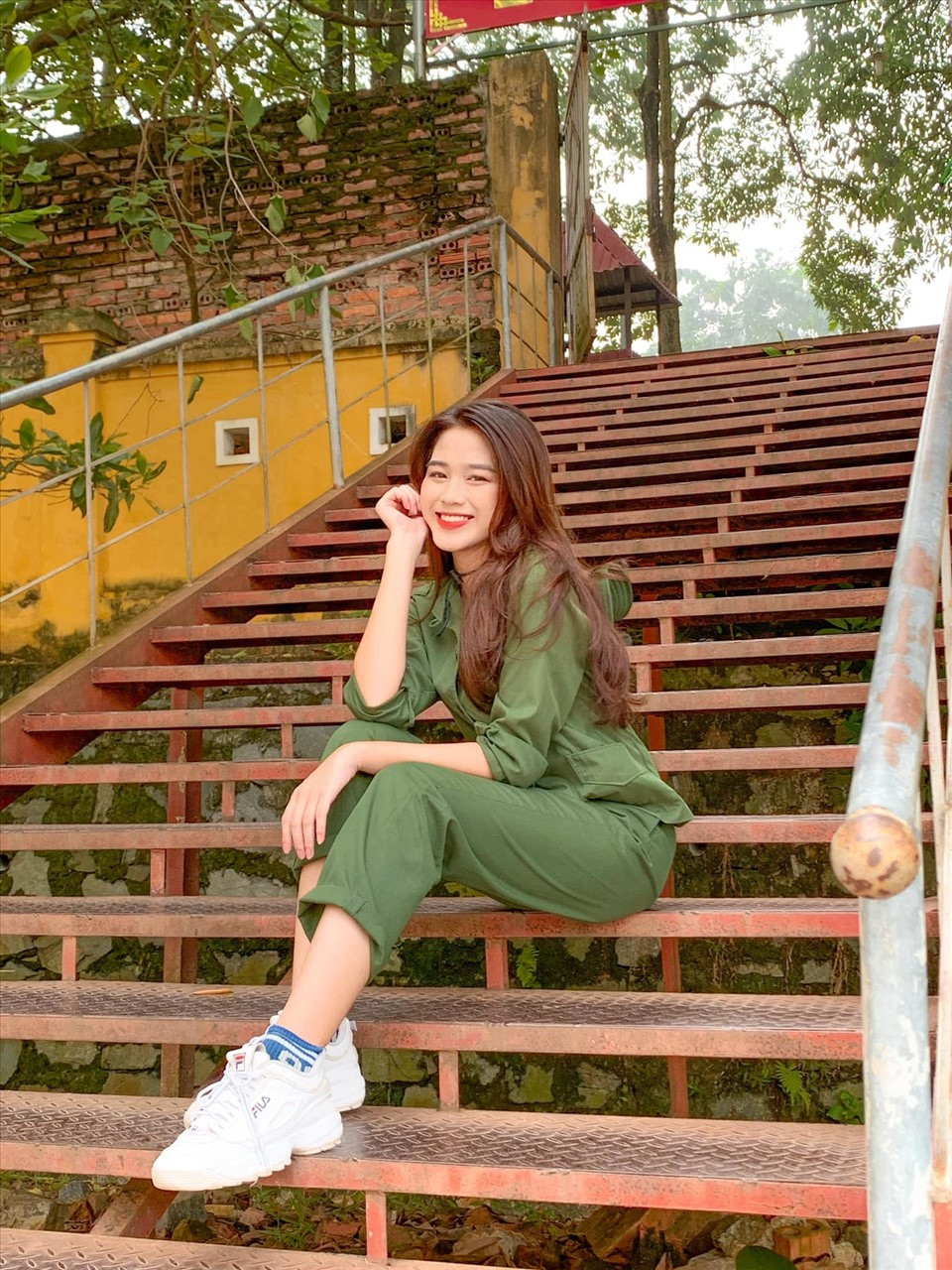 Mặc dù ướm lên người những trang phục giản dị nhưng nhờ ngoại hình cân đối, Đỗ Thị Hà vẫn trông cực nữ tính và duyên dáng.