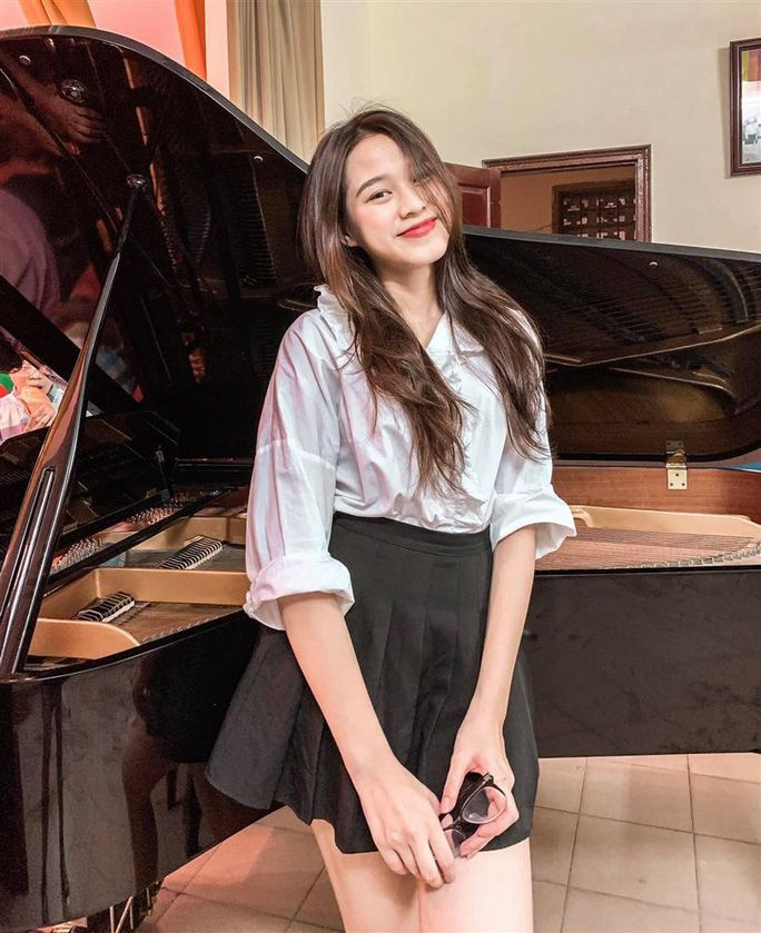 Theo những hình ảnh được chia sẻ trên trang cá nhân, có thể nói, trắng – đen là hai tông màu trang phục được nàng tân Hoa hậu ưu tiên lựa chọn mỗi lần xuất hiện.