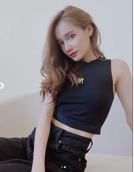 Vốn gầy gò nhưng Nhã Phương lại chăm diện đồ đen.