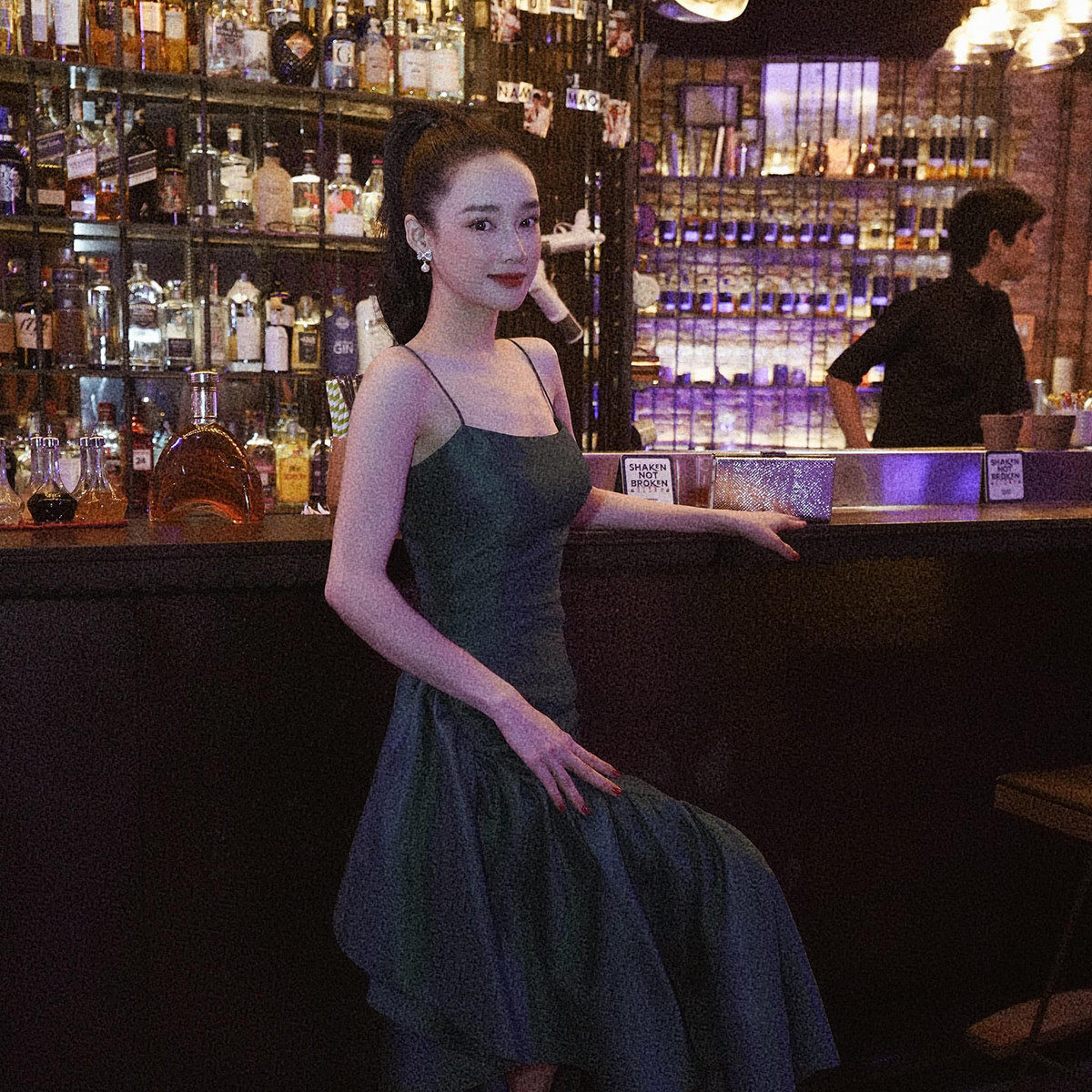 Cách đây không lâu, Nhã Phương đã tiết lộ rằng cô từng giảm 15kg sau khi sinh con. Hiện tại, Nhã Phương cao 1,63m và nặng 43,5kg. Lý do cô luôn phải giữ cân nặng khiến nhiều người chê gầy vì đặc thù công việc.