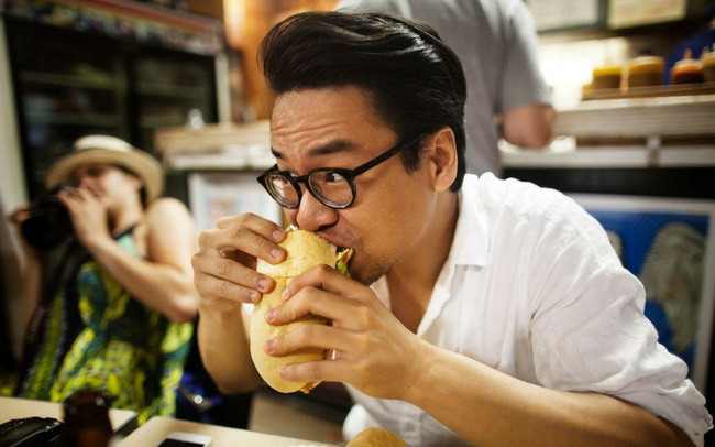 Nếu bạn cứ duy trì thói quen ăn nhanh lâu dài thì thức ăn sẽ không được xử lý kỹ và dễ gây hại tới niêm mạc dạ dày, từ đó khiến dạ dày phải hoạt động mạnh hơn để tiêu hóa nên có thể xuất hiện tình trạng đau dạ dày.