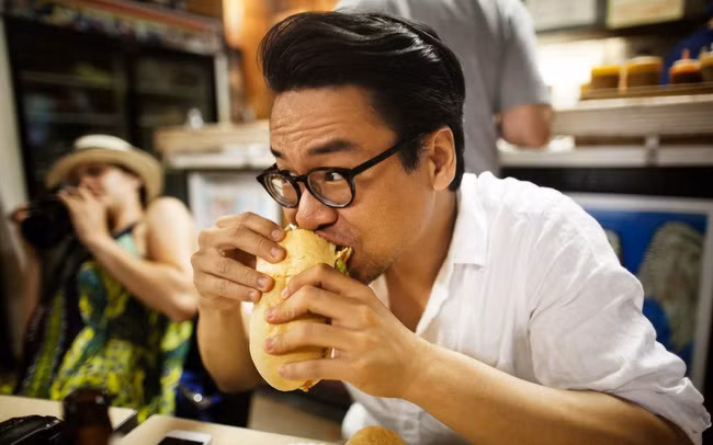 Nếu bạn cứ duy trì thói quen ăn nhanh lâu dài thì thức ăn sẽ không được xử lý kỹ và dễ gây hại tới niêm mạc dạ dày, từ đó khiến dạ dày phải hoạt động mạnh hơn để tiêu hóa nên có thể xuất hiện tình trạng đau dạ dày.