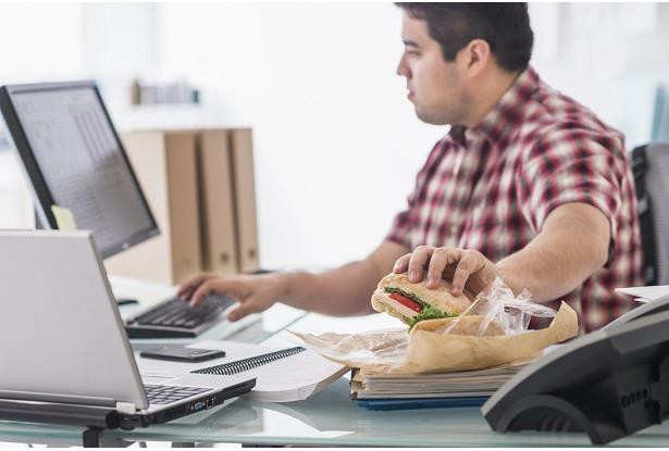 Vừa ăn vừa xem tivi, điện thoại: Cũng tương tự thói quen vừa đi vừa ăn, việc ăn trong tình trạng bị phân tâm vào những thiết bị công nghệ dễ khiến bạn tiêu thụ thức ăn nhiều hơn so với bình thường. Do vậy, bạn nên sửa ngay thói quen ăn uống phản khoa học này để tránh làm ảnh hưởng tới sức khỏe cũng như dạ dày của mình.