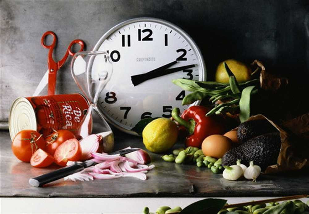 Ăn không đúng bữa: Mỗi ngày, chúng ta đều phải ăn đủ 3 bữa sáng, trưa và tối. Tuy nhiên, vì nhiều lý do như công việc bận rộn khiến bạn đôi khi bỏ lỡ giờ ăn của mình. Nếu tình trạng này cứ kéo dài thường xuyên thì không những gây hại cho dạ dày mà còn làm ảnh hưởng tới các cơ quan khác trong cơ thể.