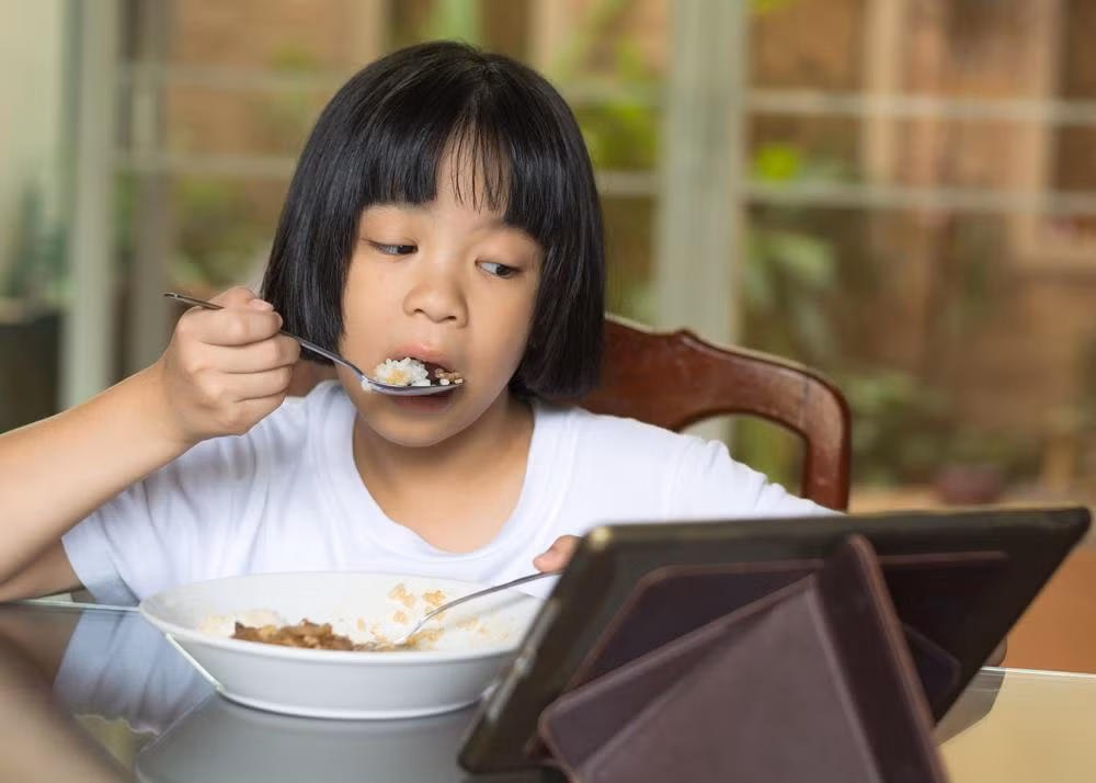 Sử dụng điện thoại, xem phim trên tivi trong khi ăn lâu ngày sẽ ảnh hưởng đến hệ tiêu hóa thậm chí có thể khiến hệ tiêu hóa bị rối loạn nghiêm trọng. Bởi thói quen sử dụng thiết bị điện tử trong khi ăn sẽ khiến tư tưởng bạn bị phân tán nên làm giảm vị giác lẫn độ ngon miệng của món ăn.