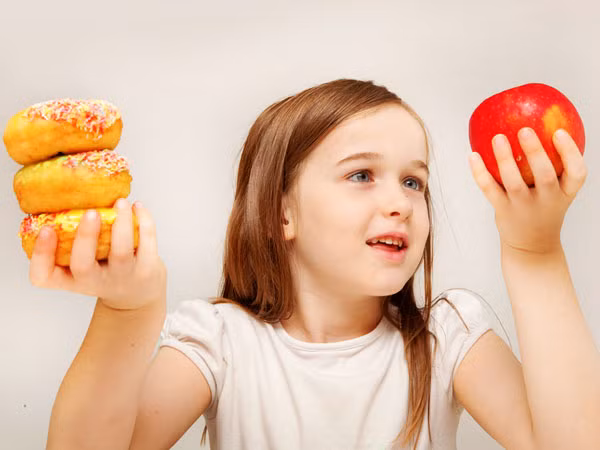 7. Kiểm soát cơn thèm đường: Cảm giác thèm đường rất khó cưỡng lại. Thay thế đồ ngọt bằng trái cây ngọt như xoài và chuối hoặc trái cây khô như chà là, mơ, nho khô và mận khô. Chúng giúp giảm đáng kể cảm giác thèm ăn đường và thỏa mãn sở thích ăn ngọt của bạn. Ngoài ra, chúng có lợi cho sức khỏe và giúp bạn duy trì mức đường huyết bình thường.