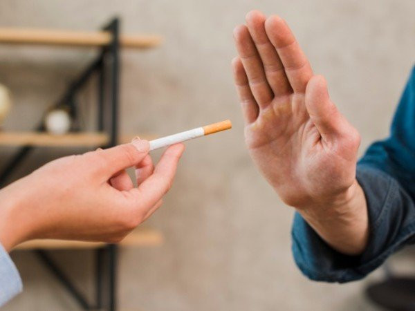 10. Tránh hút thuốc: Hút thuốc lá làm tăng nguy cơ mắc bệnh tiểu đường và nhiều vấn đề liên quan như đau tim, đột quỵ, chấn thương thần kinh và các vấn đề về thận. Hút thuốc làm tăng căng thẳng oxy hóa và chứng viêm có xu hướng làm hỏng các chức năng của tế bào beta, vốn chịu trách nhiệm sản xuất và bài tiết insulin.