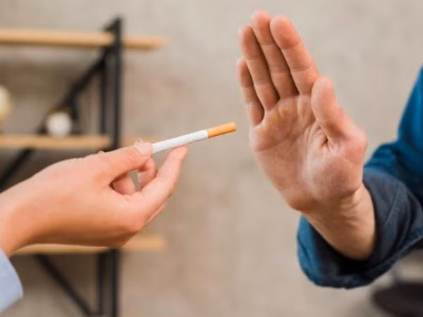 10. Tránh hút thuốc: Hút thuốc lá làm tăng nguy cơ mắc bệnh tiểu đường và nhiều vấn đề liên quan như đau tim, đột quỵ, chấn thương thần kinh và các vấn đề về thận. Hút thuốc làm tăng căng thẳng oxy hóa và chứng viêm có xu hướng làm hỏng các chức năng của tế bào beta, vốn chịu trách nhiệm sản xuất và bài tiết insulin.