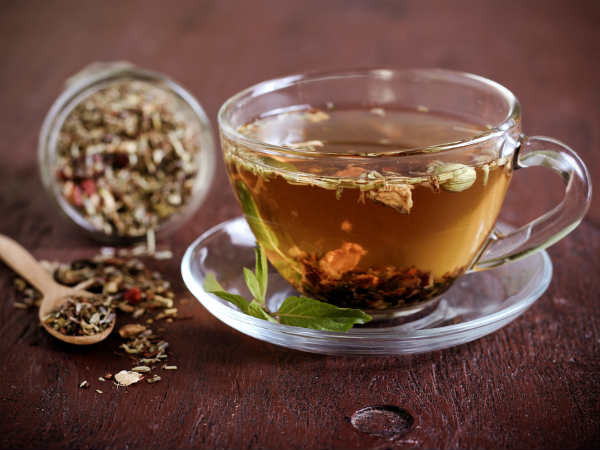 4. Uống trà thảo mộc: Trà thảo mộc chứa nhiều hợp chất hoạt tính sinh học như phenol, flavonoid và ancaloit có tác dụng chống viêm và chống đái tháo đường. Những đồ uống truyền thống này giúp kiểm soát đường huyết một cách hiệu quả và do đó, ngăn ngừa nguy cơ tiểu đường. Một số trà thảo mộc tốt như trà quế, trà xanh và trà ô long.