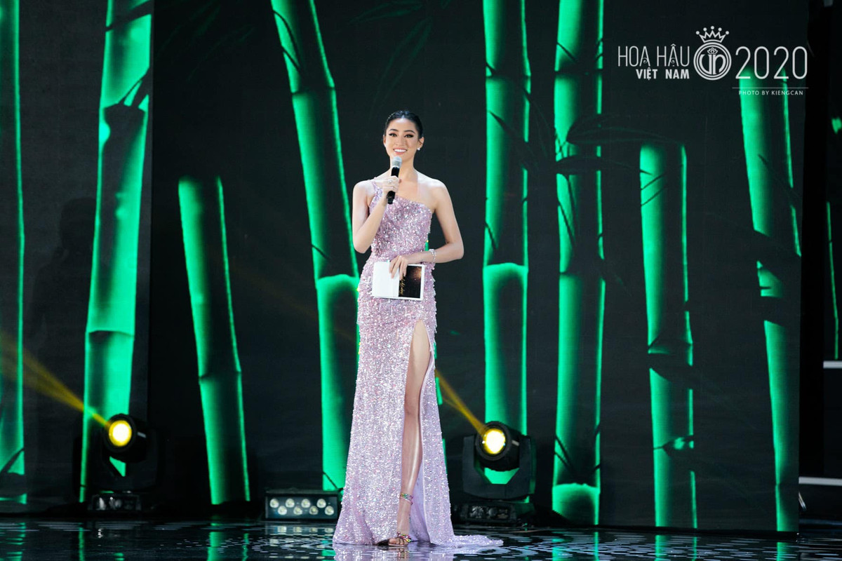 Có thể thấy nàng hậu sinh năm 2000 rất chăm diện các trang phục xẻ cao khoe chân dài cực phẩm. 