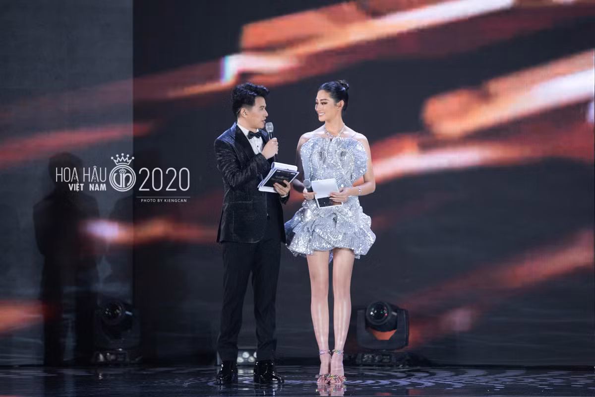 Đảm nhận vai trò MC của cuộc thi Hoa hậu Việt Nam 2020, Lương Thùy Linh chọn chiếc đầm ngắn ánh bạc cực ngắn giúp phô đôi chân dài miên man.