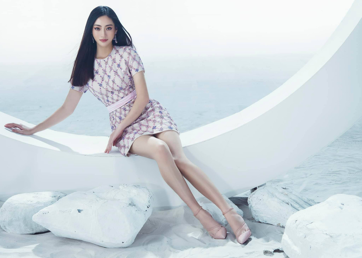 Các kiểu đầm ngắn cũng không thể thiếu trong tủ đồ của người đẹp gốc Cao Bằng.