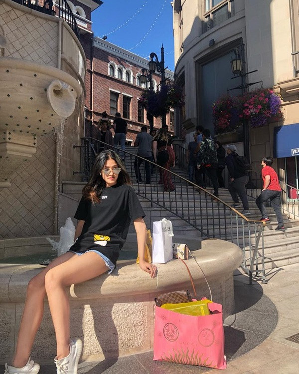 Trên trang cá nhân, cô thường khoe ảnh diện cả cây đồ hiệu, mua sắm thả ga những thương hiệu đắt đỏ như Gucci, Chanel hay Burberry khiến nhiều người trầm trồ.