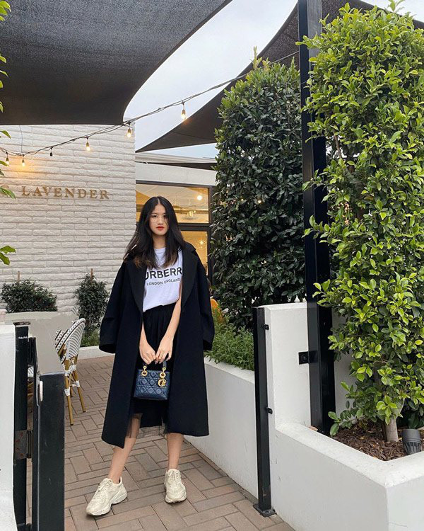 Bằng Linh cũng sở hữu trang phục hàng hiệu của rất nhiều thương hiệu đình đám khác như Balenciaga, Off-White, Dior, Louis Vuitton, Burberry...