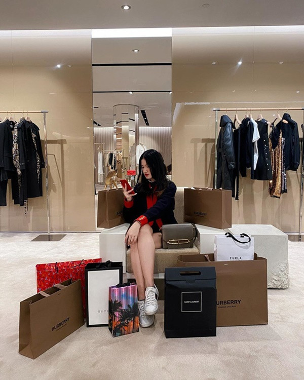 Trên trang cá nhân, Bằng Linh thường xuyên khoe gu ăn mặc sành điệu và đôi chân dài miên man như hoa hậu.