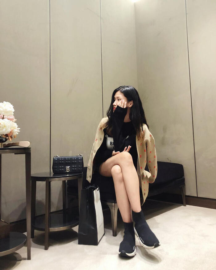 Cô nàng này đang sống tại Mỹ cùng anh trai. Những siêu xe mà Linh thường chụp cùng cũng là của anh trai cô.