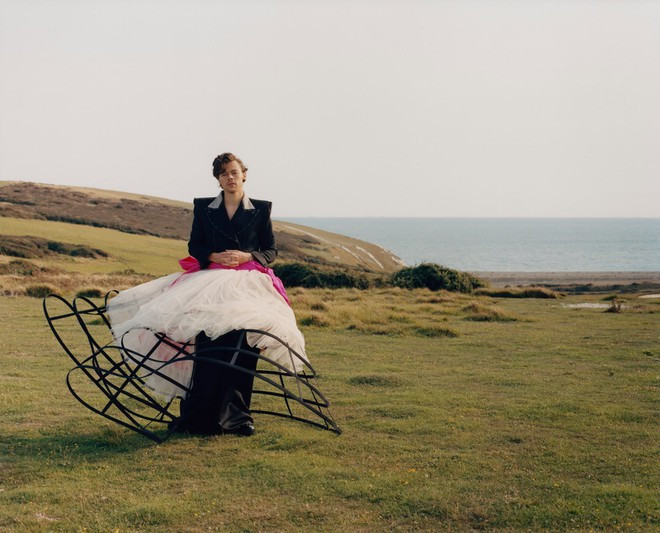 Mỹ nam đình đám nước Anh tự tin diện loạt trang phục phá vỡ rào cản giữa quần áo dành cho nam và nữ.