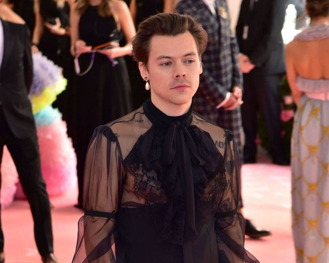 Tại thảm đỏ Met Gala 2019, nam ca sĩ Harry Styles xuất hiện với bộ jumpsuit cổ điển đầy nữ tính.
