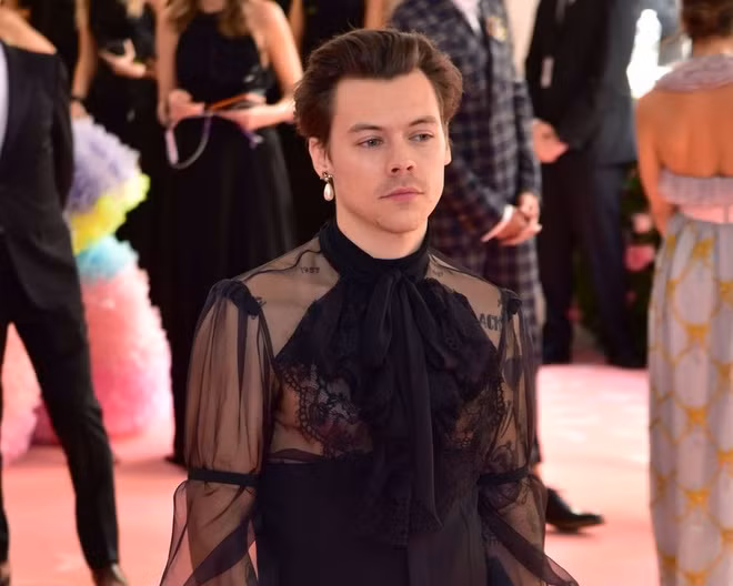 Tại thảm đỏ Met Gala 2019, nam ca sĩ Harry Styles xuất hiện với bộ jumpsuit cổ điển đầy nữ tính.