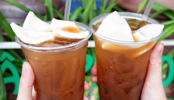 Món đồ uống này được các cô cậu học trò ở Cần Thơ rất yêu thích vì uống tới đâu mát tới đó, vị sâm dừa ngọt thanh, rất thơm mà giá cả thì vô cùng bình dân.