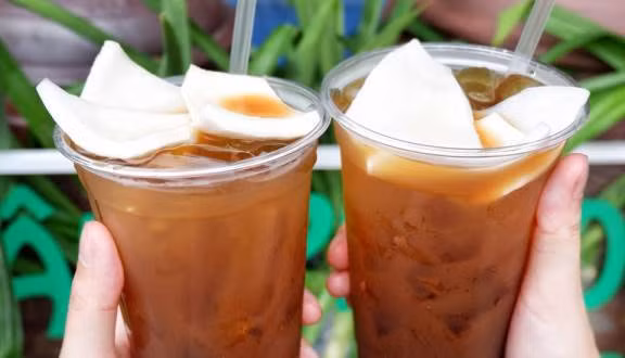 Món đồ uống này được các cô cậu học trò ở Cần Thơ rất yêu thích vì uống tới đâu mát tới đó, vị sâm dừa ngọt thanh, rất thơm mà giá cả thì vô cùng bình dân.