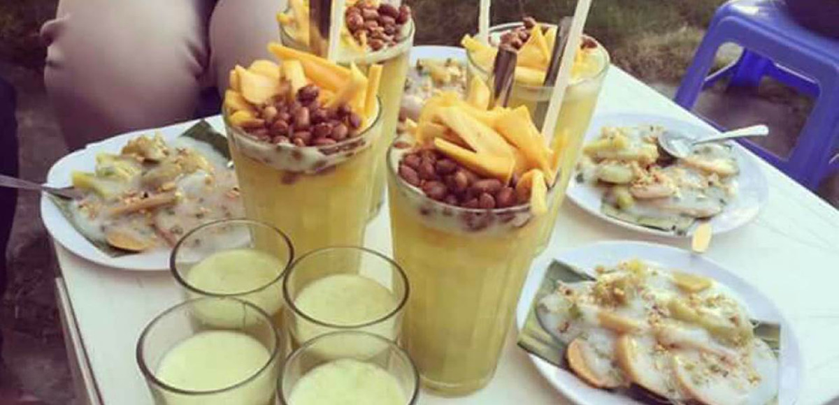 Nhìn từ bên ngoài, bạn có thể sẽ không nhận ra đó là nước mía, bởi nó có vẻ trông giống một cốc chè hơn. Đó là sự kết hợp một cách hài hòa giữa nước mía với nước cốt dừa, thêm ít đậu phộng rang, rau câu, mít và đương nhiên không thể thiếu những viên đá mát lạnh.