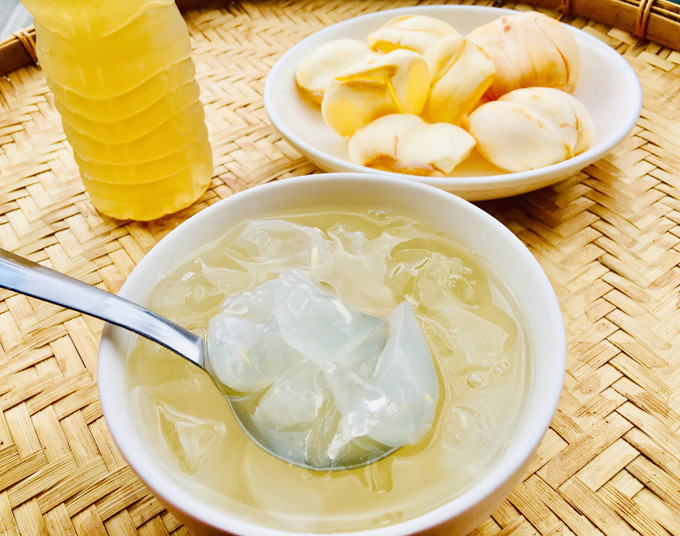 Nước thốt nốt: Nhắc đến du lịch An Giang, người ta lại nghĩ ngay đến những hàng cây thốt nốt cùng những món ăn ngon được chế biến từ nó. Điển hình phải kể đến nước thốt nốt.