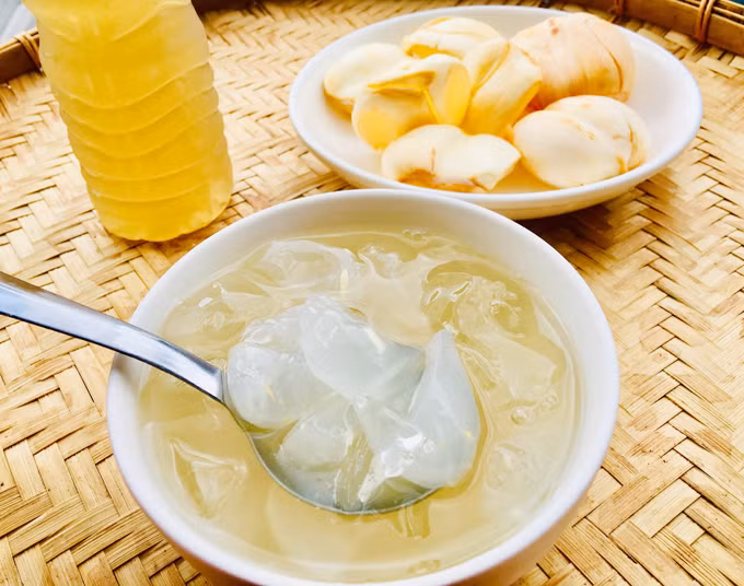 Nước thốt nốt: Nhắc đến du lịch An Giang, người ta lại nghĩ ngay đến những hàng cây thốt nốt cùng những món ăn ngon được chế biến từ nó. Điển hình phải kể đến nước thốt nốt.