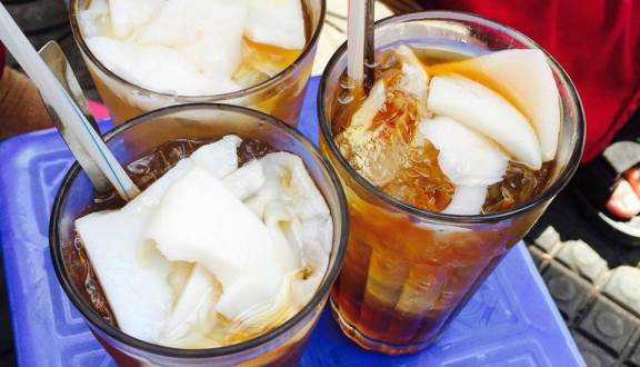 Sâm dừa: Du lịch Cần Thơ bạn nhất định phải thử ly nước sâm dừa trứ danh, cực thích hợp giải nhiệt giữa trời nắng nóng. Nước sâm ngọt ngào cùng nước dừa thanh mát tạo nên một ly sâm dừa với hương vị đặc biệt không lẫn vào đâu được.