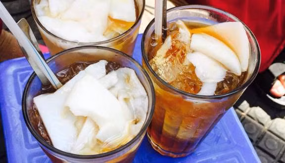 Sâm dừa: Du lịch Cần Thơ bạn nhất định phải thử ly nước sâm dừa trứ danh, cực thích hợp giải nhiệt giữa trời nắng nóng. Nước sâm ngọt ngào cùng nước dừa thanh mát tạo nên một ly sâm dừa với hương vị đặc biệt không lẫn vào đâu được.