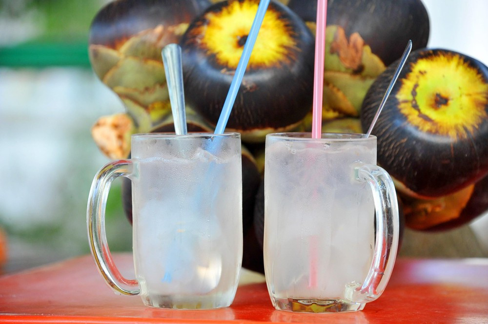 Để có được cốc nước thốt nốt, người dân phải cất công đặt những ống nứa từ đêm tới sáng mai mới cho ra được thứ dịch thơm nồng, mát lạnh và tinh khiết, thậm chí còn có vị ngọt thanh hơn nước dừa.