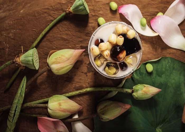 Sữa hạt sen Đồng Tháp: Thức uống miền Tây hấp dẫn đầu tiên phải kể đến chính là món sữa sen thơm ngon của ẩm thực Đồng Tháp. Sữa sen Đồng Tháp được làm hoàn toàn thủ công. Hạt sen được chọn chế biến là hạt tươi đã già, đủ độ béo.