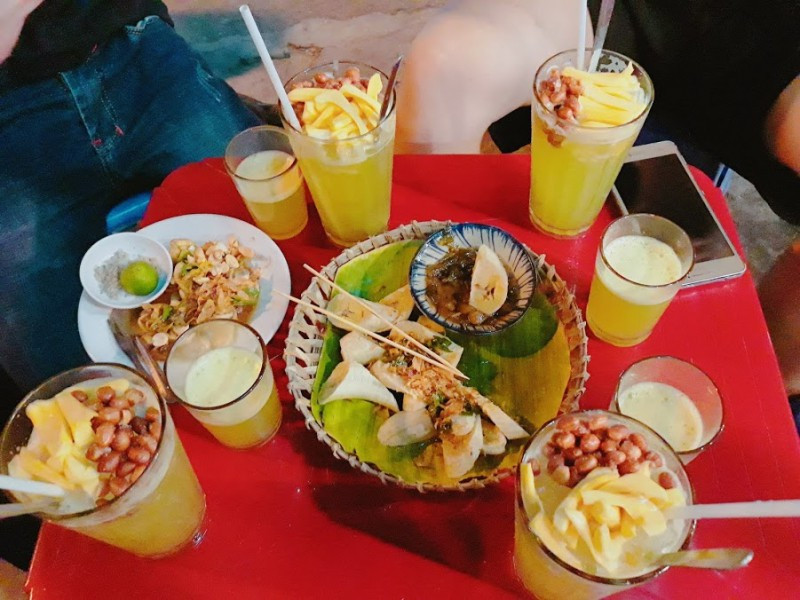 Nước mía Mỹ Tho đã trở thành món đặc sản Tiền Giang và được cả nước biết đến. Không giống như những ly nước mía mà ta thường thấy ở đa số chỗ khác, nước mía Mỹ Tho có phần khác, thậm chí là đặc biệt hơn rất nhiều. Chúng được người dân nơi đây sáng tạo và biến tấu để tăng thêm sự lựa chọn cho mọi người.