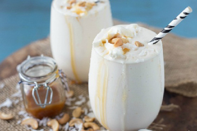 Sinh tố dừa sáp: Dừa sáp Trà Vinh nức tiếng xa gần bởi sự ngon lạ và giá không hề rẻ. Dừa sáp rất dày cùi, ngoài lớp cơm dừa giống như dừa bình thường, dừa còn có một lớp "sáp" chính là lớp cơm dừa dày ra "hút" lấy nước dừa tạo thành sáp xôm xốp, deo dẻo.