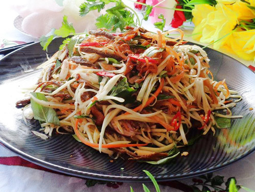 Gỏi đu đủ bào bò khô Phan Rang: Phan Rang được xem là nguồn gốc của món gỏi đu đủ bào bò khô, về sau được mang đi các tỉnh khác và được gọi với những cái tên khác nhau.