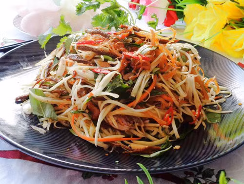 Gỏi đu đủ bào bò khô Phan Rang: Phan Rang được xem là nguồn gốc của món gỏi đu đủ bào bò khô, về sau được mang đi các tỉnh khác và được gọi với những cái tên khác nhau.