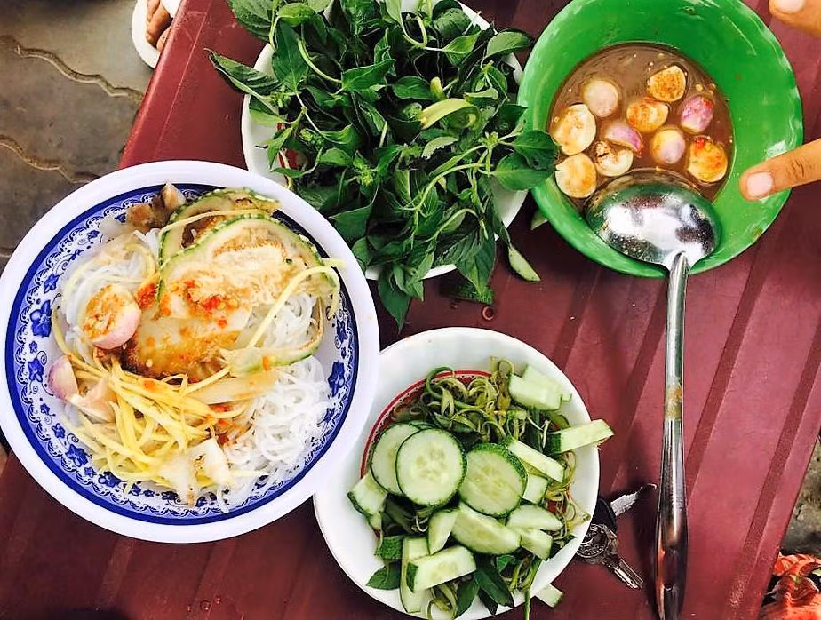 Bún mắm nêm: Món bún mắm nêm Ninh Thuận đơn giản, dân dã với các nguyên liệu quen thuộc bao gồm bún, mắm nêm, rau sống, cà pháo. Nếu thích, bạn có thể cho thêm giò, chả, mọc, tai heo… Bún mắm nêm được bán khắp nơi từ lề đường đến nhà hàng, khách sạn ở Ninh Thuận.
