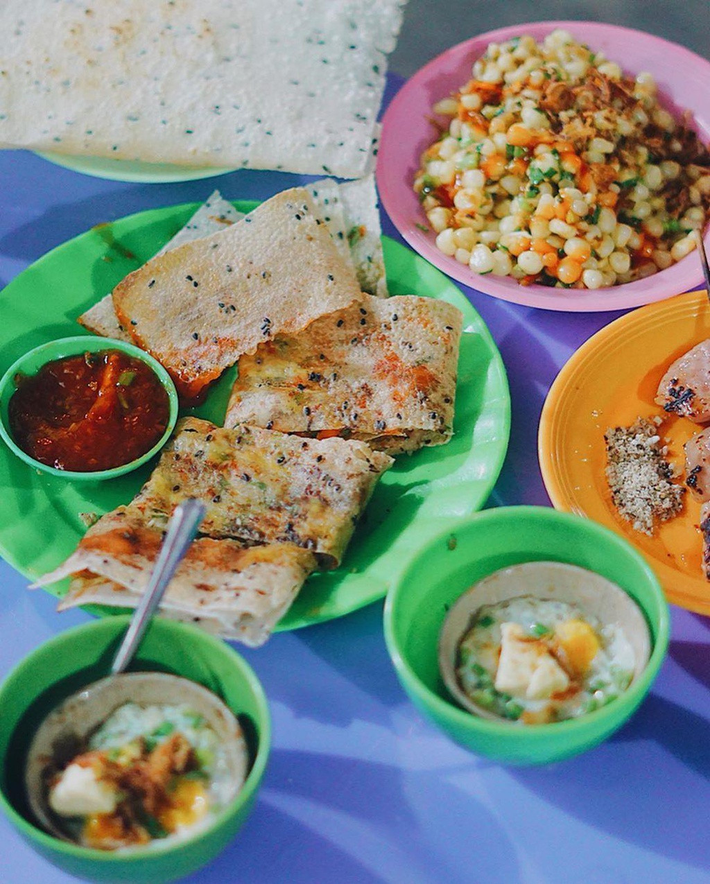 Bánh tráng nướng mắm ruốc là món ăn không thể bỏ qua khi tới Phan Rang, được làm từ mắm ruốc chưng sả, thịt rim, hành tím, tôm khô rim tỏi cùng với vị ngọt của thịt, vị dai dai của tôm… Bánh tráng giòn ngon, pha chút cay cay, béo ngậy của gia vị thưởng thức một lần sẽ nhớ mãi.