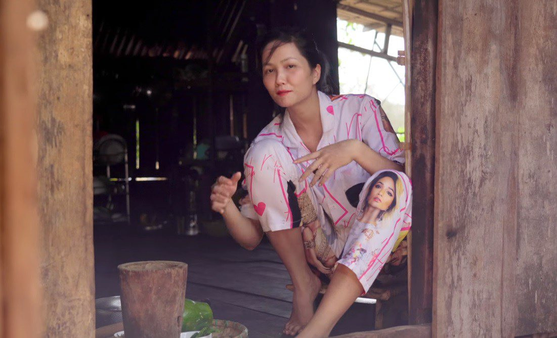 Mỗi lần về quê, Hoa hậu H’Hen Niê thường xuyên khoe những món ngon lạ độc của quê hương Đắk Lắk. Cô từng giới thiệu món đu đủ giã đậm chất dân dã của quê mình.